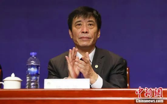 故事产生在明代永乐年间。锣鼓喧天，鼓乐齐叫。武状元及第的牌匾被官差慎重其事摆在最显眼的位置，武状元（批改宇 饰）仪表堂堂，气势骑在高头年夜顿时，声势赫赫回到了故乡。当朝四品官员周定嬉皮笑脸，由于不久前诸位年兄保媒，给周定的女儿周凤莲和武状元说亲。两家你情我愿，一拍即合。转眼变到了迎亲的日子，恰在此时，凤莲的弟弟周进宝高中新科文状元。在送亲时辰，周进宝惊奇地发现武状元府的一位丫环居然和跳河身亡的老婆王定云如出一辙。此次履历让进宝落下芥蒂。